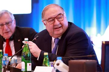 Knappt vald innan han avgår. I lördags valdes Alisher Usmanov till ordförande i Internationella Fäktförbundet. I söndags "trädde han tillbaka". Till vänster syns den tillförordnade presidenten Emanuel Katsiadakis från Grekland. 
