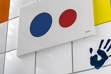TECEloop 'Kids' – en färgglad spolknapp som gör toalettbesöket enklare och roligare för barn.