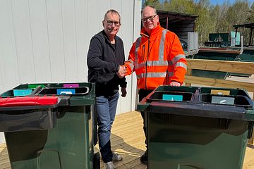 Hans Johansson och entreprenören Magnus Friman rustar för att tranåsborna ska få närmare till återvinningen, när nya fyrfackskärl placeras på den egna tomten.