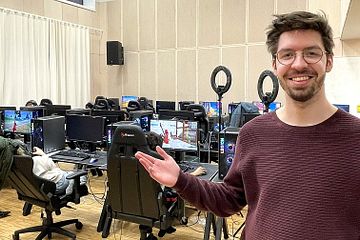 Thomas "Tom Kick" Monsen ønsker flere velkommen til det flotte e-sport-rommet til Oslo kulturskole på Voldsløkka kulturstasjon. Foto: Marius Morstøl Jenssen / Oslo kommune