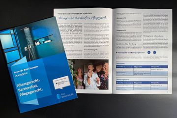 Neue kostenlose Broschüre der Aktion Barrierefreies Bad  vergleicht barrierefreie, altersgerechte und pflegegerechte Bäder