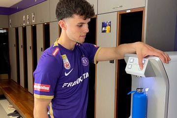 FK Austria Wien zeigt Einwegplastik die rote Karte: Über 100.000 Plastikflaschen pro Jahr gespart!