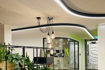 Foto: Astrid Weißenfeld. vr more Bankfiliale in Heide, Lichtkanal Curved folgt der architektonischen Raumlinie.
