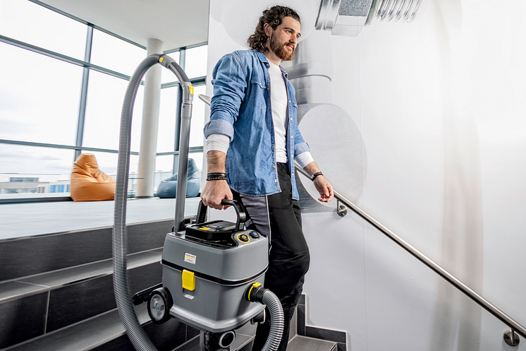 Designet til professionel brug, kombinerer den kraftfuld rengøring med ubegrænset mobilitet og lang batterilevetid, perfekt til større arealer og krævende opgaver.