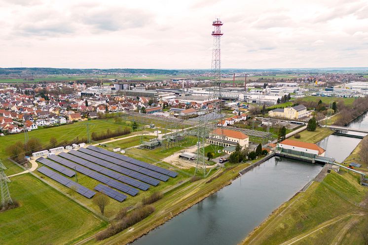Lechwerke-Gelände in Meitingen mit dem Wasserkraftwerk, einer PV-Anlage, einem Batteriespeicher von LEW sowie dem großen Umspannwerk von LEW Verteilnetz (LVN) - es verbindet das regionale Verteilnetz mit dem Übertragungsnetz (Foto-Download unten).