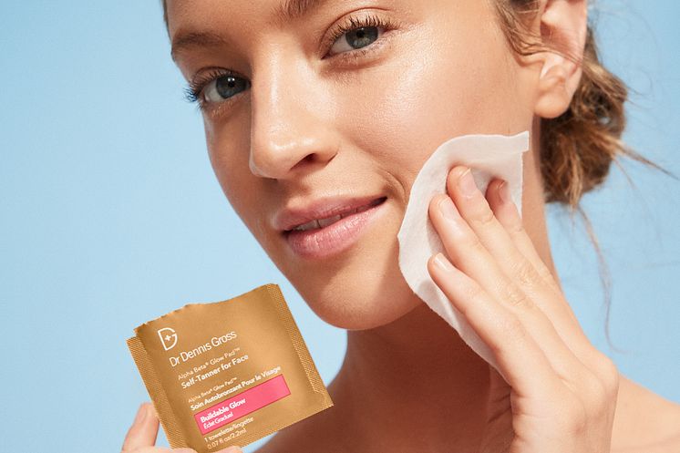 Tillbaka med uppdaterad formula! Dennis Gross Alpha Beta® Glow Pad™ Self-Tanner för ansikte och kropp