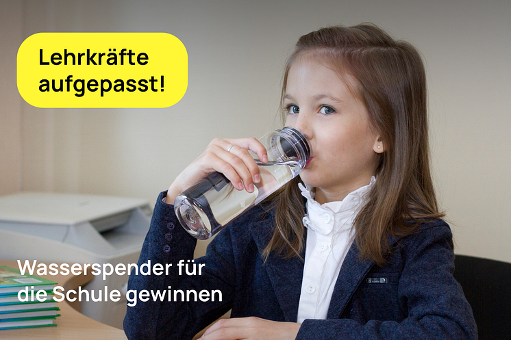 Header Gewinnspiel Mädchen Trinkt Wasser