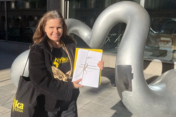 Afrikagruppernas generalsekreterare Louise Lindfors togs i onsdags emot utanför Finansdepartementet av politiskt sakkunnige Lucas Kramer som tog emot ca 7000 namnunderskrifter från kampanjen "Stoppa AP-fondernas skadliga investeringar". 