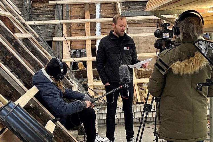 Tre små videoklip giver konkrete tips til, hvad håndværkere og boligforeninger skal være opmærksomme på, når taget skal renoveres.