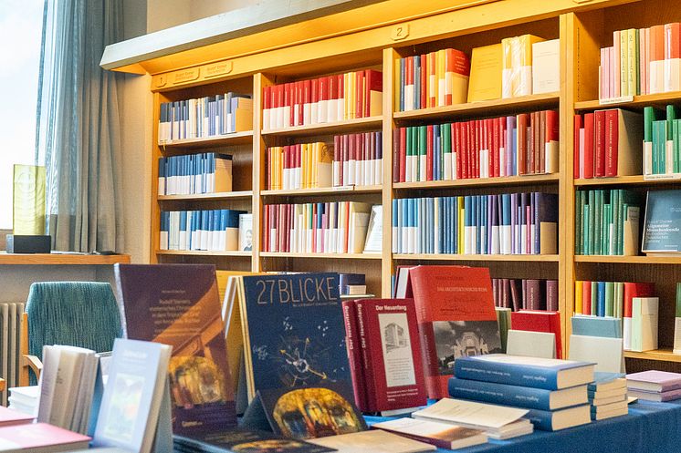 Symbolbild: Gesamtausgabe Rudolf Steiners in der Buchhandlung am Goetheanum (Foto: Xue Li)