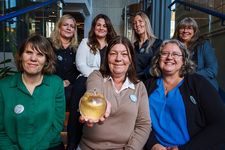 Lärarlaget på Lindskolan, anpassad grundskola, Huddinge. vinnare av Guldäpplet 2024. Överst fr v: Nina Siirtola, Nella Celik, Jenny Pettersson, Annett Andersson. Nedre rad fr v: Helena Perlskog, Catrin Tall och Katarina Sjöberg. Foto: Caisa Rasmussen