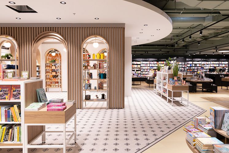 Thalia Buchhandlung Europark Salzburg – moderner Innenbereich mit Rundbögen, Geschenkartikeln und Bücherregalen in stilvoller