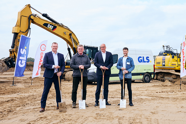 Fra venstre ses Henrik Nyegaard, Director Operations i GLS Denmark, Torben Hansen, Borgmester i Randers Kommune, Steen Ravnsbæk Kristensen, Managing Director i GLS Denmark og Kim Harkjær, Salgs- og markedschef i Gråkjær.