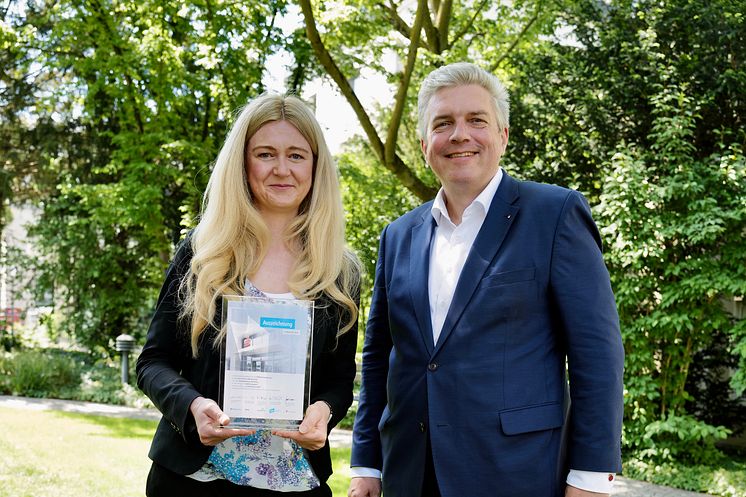 Förderprofi-Gewinnerin Yvonne Steinbrecher und Marcus Betz, stellvertretendes Vorstandsmitglied und Leiter Unternehmens- und Firmenkunden, Stadtsparkasse München 