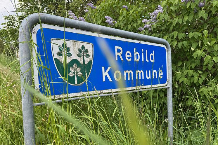 Billede af et kommuneskilt med navnet Rebild Kommune