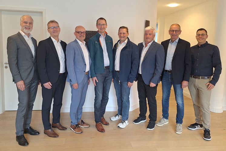 Jens Brunke, Jürgen Noch und Andreas Speith von Westfalen Weser gemeinsam mit Thorsten Ortjohann, Andreas Schmitt, Winfried Gödde, Michael Obst und Matthias Rieger von WestfalenWIND (v.l.n.r.).
