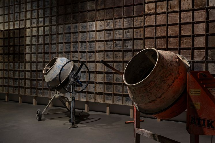Mire Lee, Look, I'm a fountain of filth raving mad with love, 2024. Installationsvy, territory, Sprüth Magers, Berlin, 2024. Courtesy konstnären och Sprüth Magers. Foto: Ingo Kniest