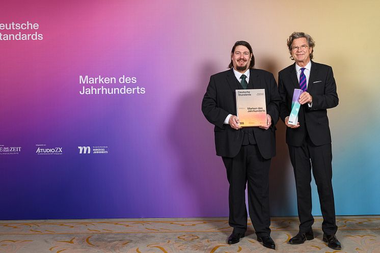 GEHWOL honoured: Gerlach Managing Director Timor Gerlach-von Waldthausen received the ‘Brand of the Century’ award from publisher Dr Florian Langenscheidt at the Hotel Adlon in Berlin. Picture: www.deutsche-standards.de