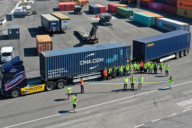 Daniel Johansson, Supply Chain Manager, Stadiuim,  Mathias Lidén, VD, Alltransport och Marcin Karluk, Transport Manager, Rusta klipper bandet när regionens första eldrivna HCT-ekipage välkomnas till Norrköpings Hamn.