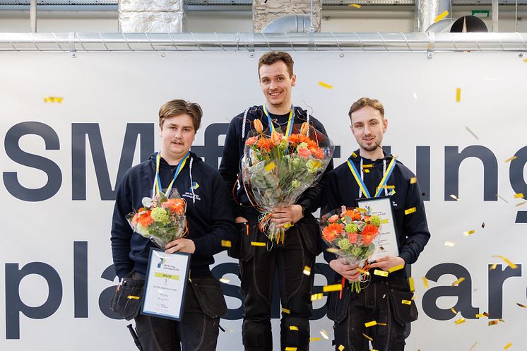 Medaljörerna i SM för unga plåtslagare 2025: Fr.v. 3:a Olle Krång, Mora Gymnasium i Mora. 1:a Emil Persson, Wisbygymnasiet i Visby. 2:a Wilmer Gustavsson, Uppsala Yrkesgymnasium Jälla i Uppsala