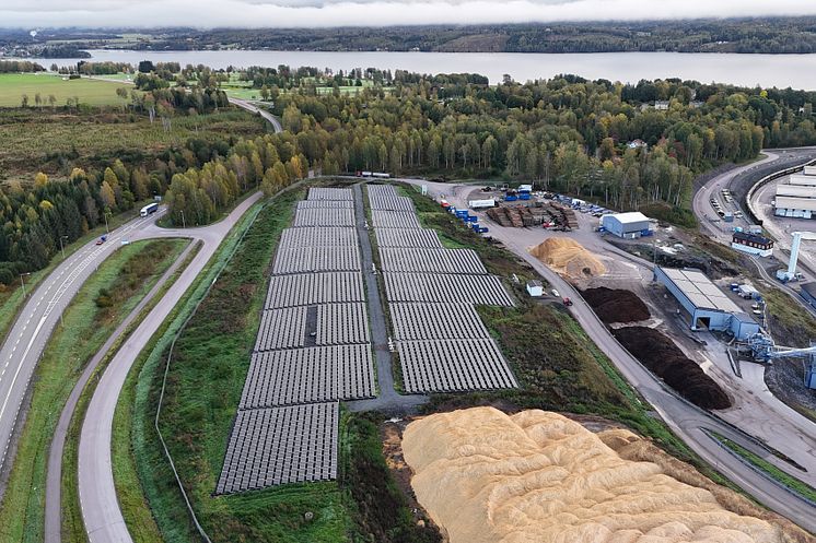 Rottneros Bruks solpark på en gammal deponi producerar 2,5 miljoner kWh solel per år.