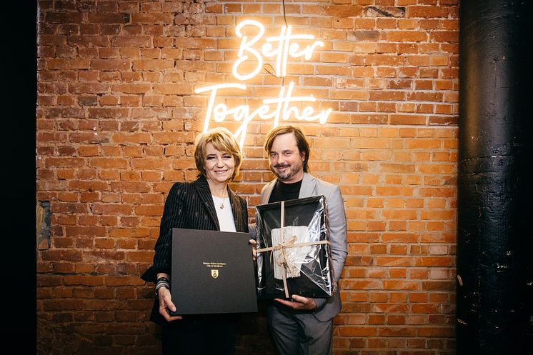 Mayor Hanna Zdanowska handing over the Urban Future Baton to Deputy Mayor Rok Žnidaršič