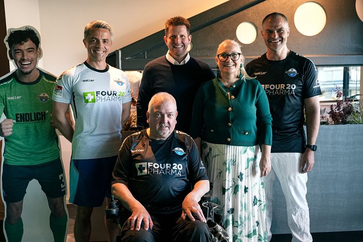 (h.v.l.): Thomas Schatton (CEO Four 20 Pharma), Dr. Philipp Hoffmann (Apotheker), Beatrix Schmiedel (Moderatorin), Dr. Matthias Giesel (Arzt) und (vorne) Michael Hagemeier (MS-Patient) / Foto: BeAStar-Productions