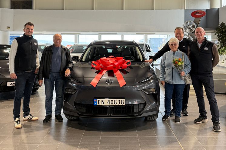 MG nr. 20.000 overlevert til Gerd og Tor Strømsvik hos Adserø Bil i Trondheim. Sammen med daglig leder for MG-forhandleren i Trondheim, Ketil Adserø, samt Ole Petter Blaadammen og Fredrik Moe-Samsing fra MG Norge.