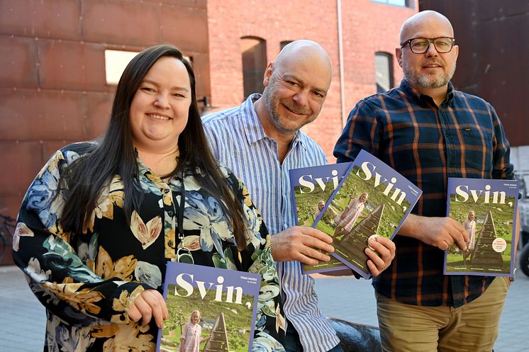 Redaksjonen har hatt gode bidrag fra kommunikasjonsavdelingen hos utgiver og eier Norsvin. Fra venstre: Siv Evelyn Flesvig Siri (digitalt for SVIN), ansvarlig redaktør Tom E. Holmlund, Morten Knudsen (designmanual og logo for SVIN).