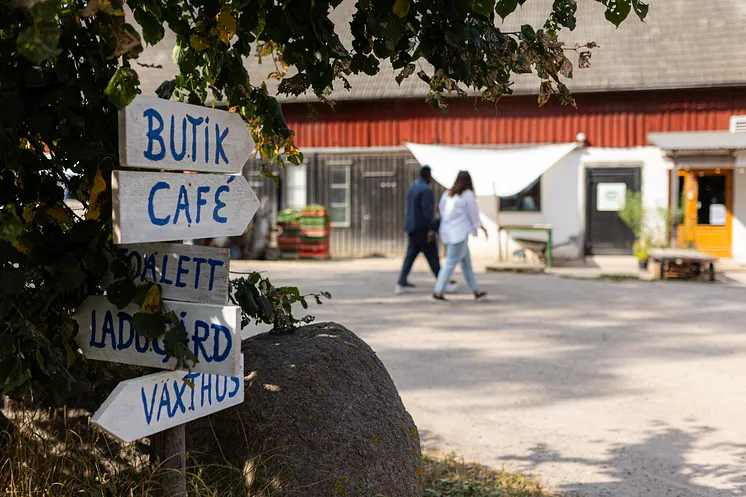 Två personer går in i en lantlig butik