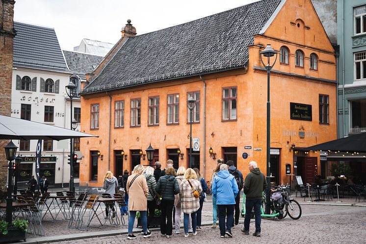 Ryggen til folk som går.