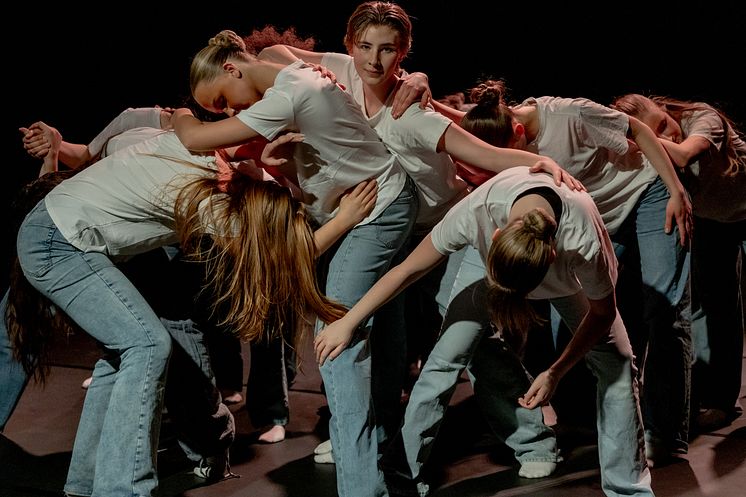 Asker kulturskole, Kunsthøgskolen i Oslo og Oslo kulturskole samarbeider om ungdomskompaniet Développé, som er for de som ønsker å danse mer. Bildet er fra forestillingen "10 sekunder" på Schous kulturstasjon 14. februar 2025. Bilde: Tale Hendnes.