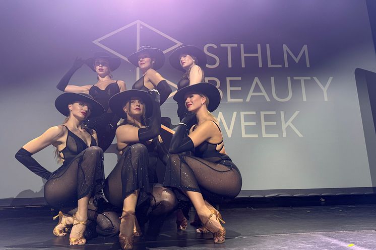 Professionella dansare öppnade Stockholm Beauty Week 2024 som i år slår publikrekord! Foto: Linda Angelin Hirschfeld
