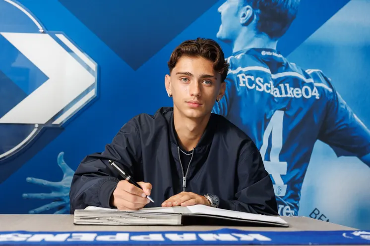 Wesley Krattenmacher unterschreibt Vertrag