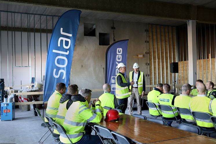 Nu är väggar och tak på plats på Solar Sveriges nya logistikcenter i Kumla. Detta firades med en traditionsenlig taklagsfest den 2 april 2025. 