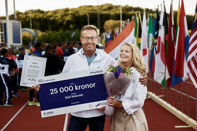 Kjell Selander tillsammans med Christina Rydebrink, vd Essity Hygiene and Health AB. Foto: Paul Wennerholm