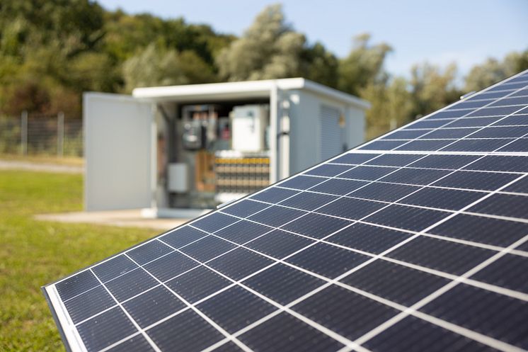Digitale Ortsnetzstation und PV-Anlage