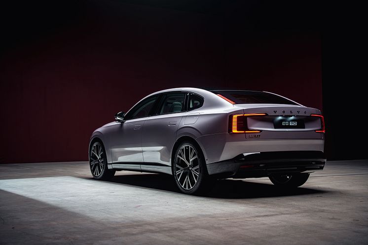 På billedet ses en sølvfarvet Volvo ES90
