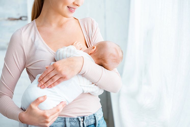 Symbolbild einer lachenden Mutter, die ihr Kind stillt. Bild: depositphotos | IgorVetushko | Lizenznehmer: Pressebüro LAAKS