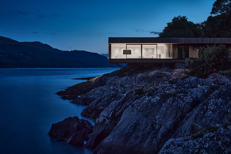 Rock Cove, ein modernes Wohnhaus an der schottischen Küste, schwebt auf Stahlstützen über den Klippen