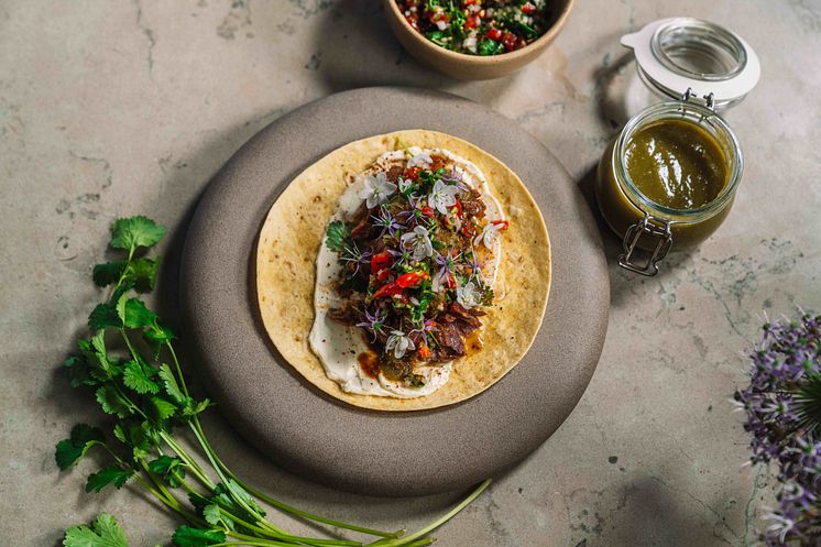 Årets Rätt 2025: Långbakad lammtaco ”barbacoa” med kryddor från hela världen. Foto: Årets Kock