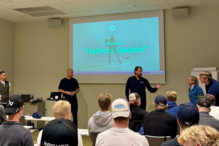 Oscar Larsson och Mats Sundin från IMR presenterar resultaten från enkäten tillsammans med Erik Zachrisson, Klara Stenberg och Anton Hedman från SICO