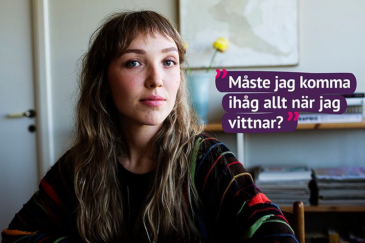 En kvinna sitter och tänker: Måste jag komma ihåg allt när jag vittnar?