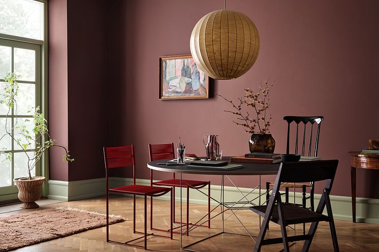 Jotun 2951 Sophisticated Red er en ekte klassiker som bringer med seg eleganse og et anstrøk nostalgi til rommet. 