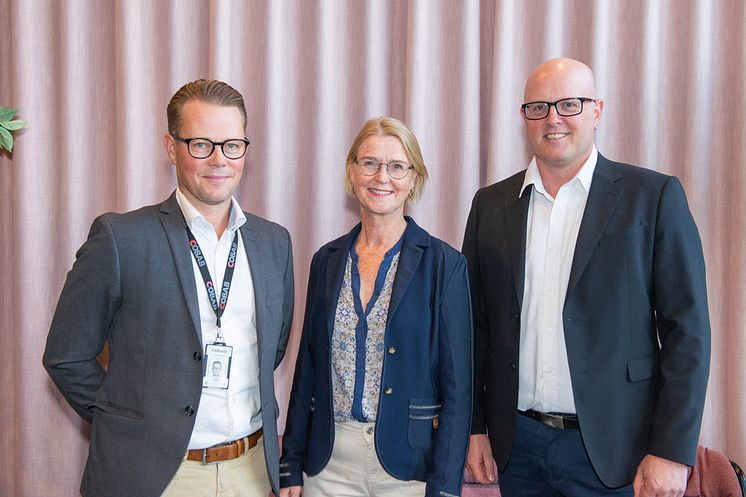 Martin Junblad, vd Cobab tillsammans med Åsa Hedenberg, tillförordnad vd och Håkan Lindblom, affärsområdeschef fastighetsutveckling på Huddinge Samhällsfastigheter. (Foto: Maja Hoffner)