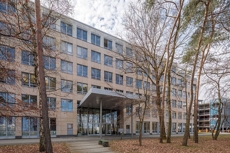 Büro-Ensemble, Hugenottenallee 175, Frankfurter Straße 227-229 in Neu-Isenburg; Bildrechte/Image rights: Aroundtown
