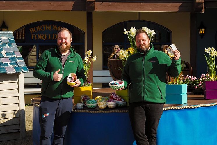 Lars Magne Sortland og Steffen Walbækken jobber tett sammen med Påskeharen i forberedelsene med sesongåpning.