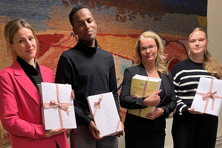 Friends generalsekreterare lämnar över namnunderskrifter tillsammans med Friends ungdomsråd