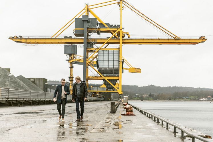 Dan Skov Sørensen, Business Developer at Aabenraa Havn (to the left), & Ulrik Falkenberg Lending, Chief Commercial Officer at Kvasir Technologies (to the right)