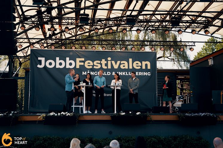 På Stora scenen i Kungsträdgården pågår panelamtal och föreläsningar hela dagen. Framför scenen finns det över 50 arbetsgivare söm söker personal.